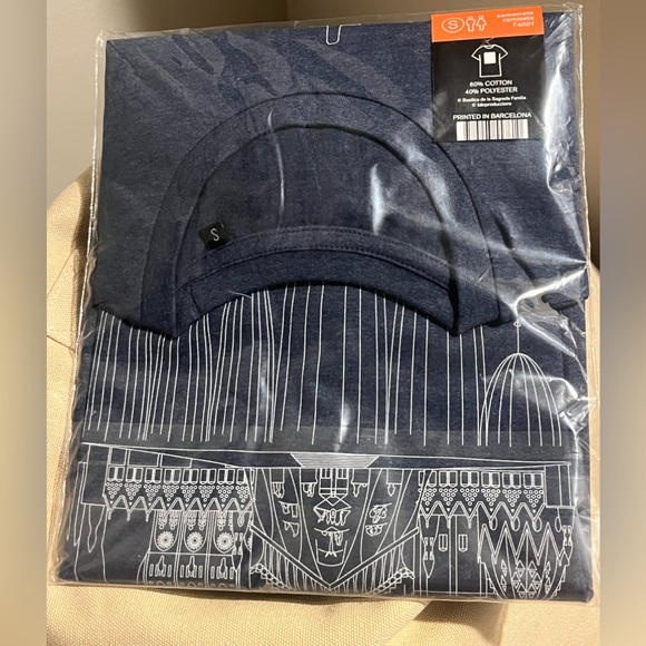 Unisex Sagrada Familia T-shirt - Picture 2 of 3